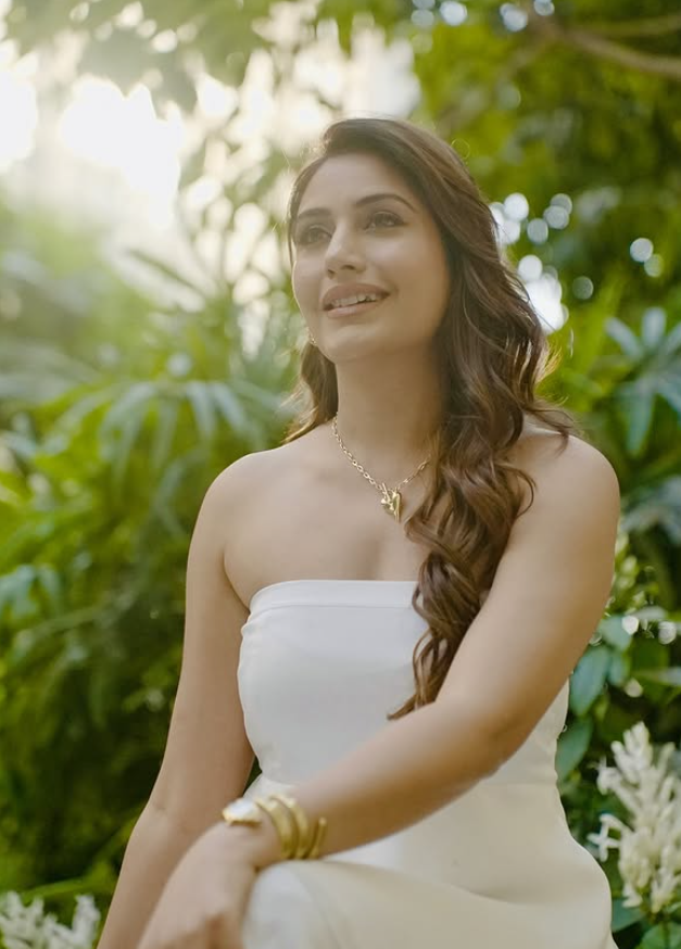 When the vibe is calm but your brain is planning ten things at once.

#VYRLOriginals #SurbhiChandna #BepanahPyaar #BepanahIshq
