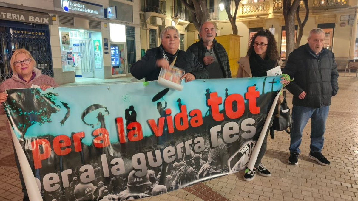 CoespeOficial's tweet photo. Hoy compañeras y compañeros de la plataforma COESPE de Elx-Elche hemos gritado NO A LA GUERRA en la concentración que cada mes organiza Elx Per La Pau https://t.co/yd7NFXqVYc