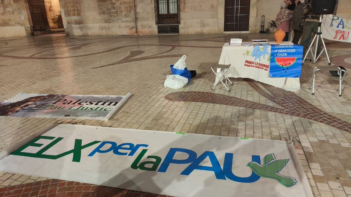 CoespeOficial's tweet photo. Hoy compañeras y compañeros de la plataforma COESPE de Elx-Elche hemos gritado NO A LA GUERRA en la concentración que cada mes organiza Elx Per La Pau https://t.co/yd7NFXqVYc