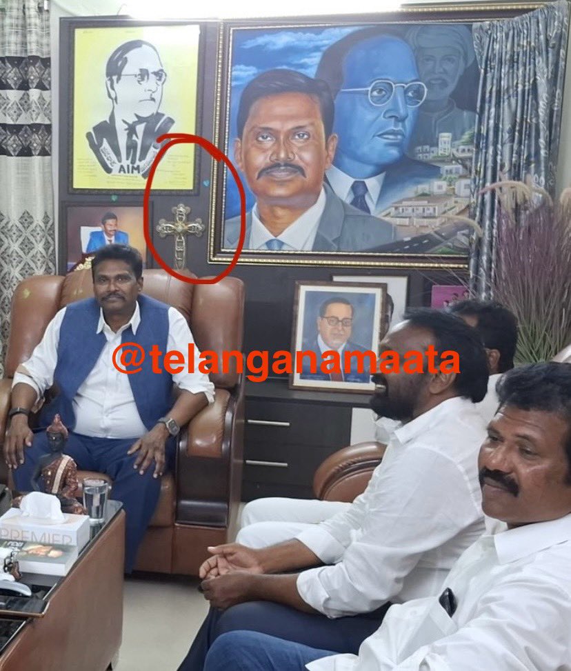 सबसे बड़ा सच जो छुपाया जा रहा है 🚨

जो लोग दलित या बौद्ध के नाम पर सनातन धर्म को गालियाँ दे रहे हैं –
वो असल में ईसाई धर्म को मानते हैं।

यह कोई संयोग नहीं, बल्कि एक सुनियोजित साजिश है:

➡️ पहचान छुपाओ – दलित या बौद्ध बनो
➡️ नफरत फैलाओ – सनातन को गाली दो
 धर्मांतरण करो – ईसाई