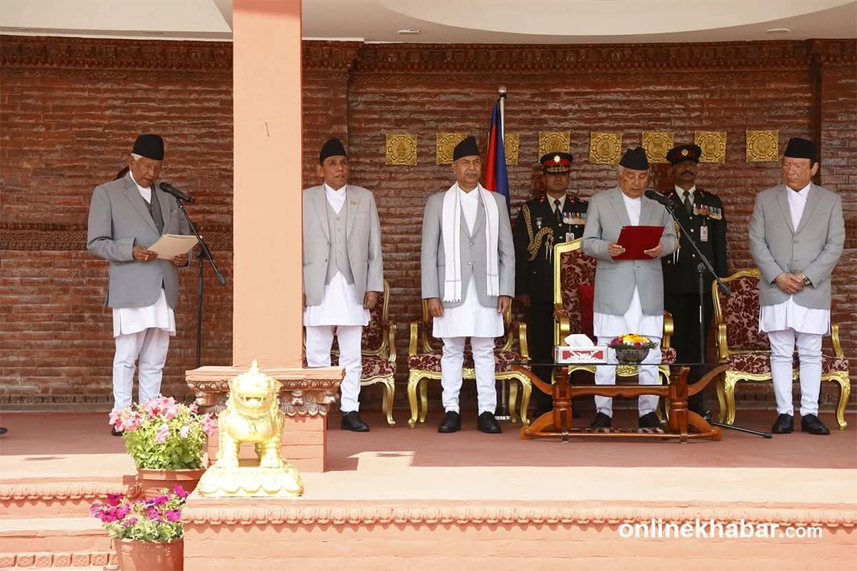 राष्ट्रपति कार्यालयका #बकमफुसे कर्मचारीहरुका व्यवस्थापन हेर्नू न बीचमा खम्बा छ, यसो सपथग्रहणको फोटो देश विदेश जान्छ, सबैले हेर्छन्, सामान्य सेन्स त मिलाउनु !!