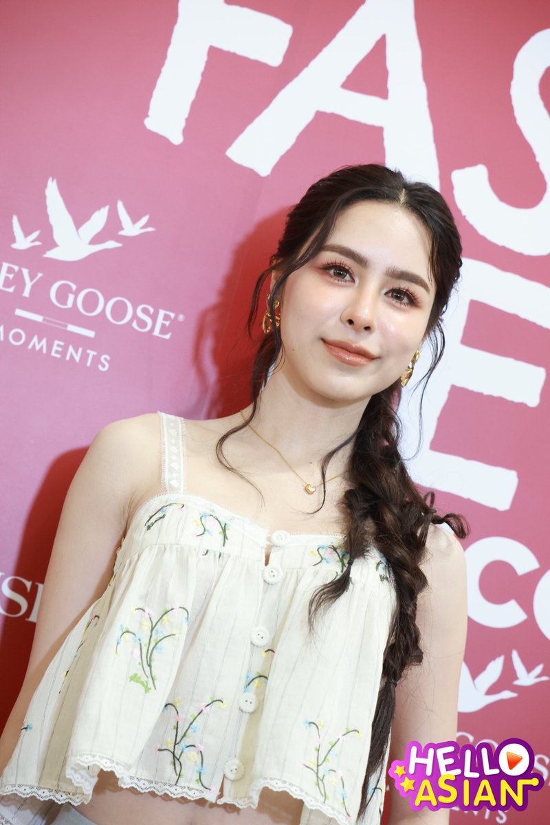 Hello Asian tweet media