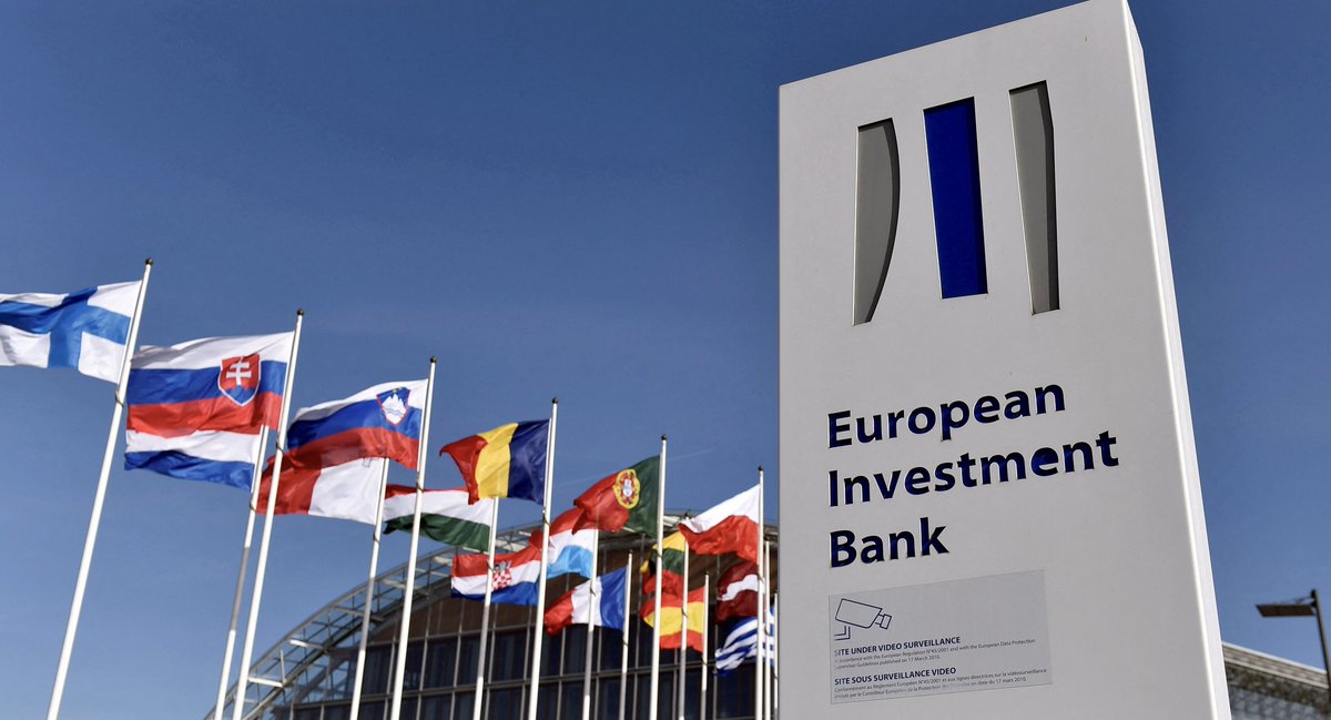 EducambienteTv's tweet photo. L'UE investe 507 milioni di euro in batterie rinnovabili italiane:  BEI finanzia "Sophocles", progetto da 290 MWp di energia solare + 350 MW per l'accumulo. Coprirà  160.000 famiglie, evitando l'emissione di quasi 3 milioni di tonnellate di CO2. https://t.co/MQXcfmoqPz https://t.co/BkH1ZYeY5W