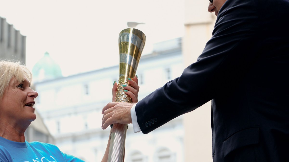 BatonOfHopeUK's tweet image. The Baton: the world’s first physical symbol of hope. But do you know there's a lot more to it. Handcrafted by @ThomasLyte, its design is directional, pointing upwards from the foot to the top to represent a journey...

[1/2]

#TheBatonofHope #SuicideAwareness #SuicidePrevention