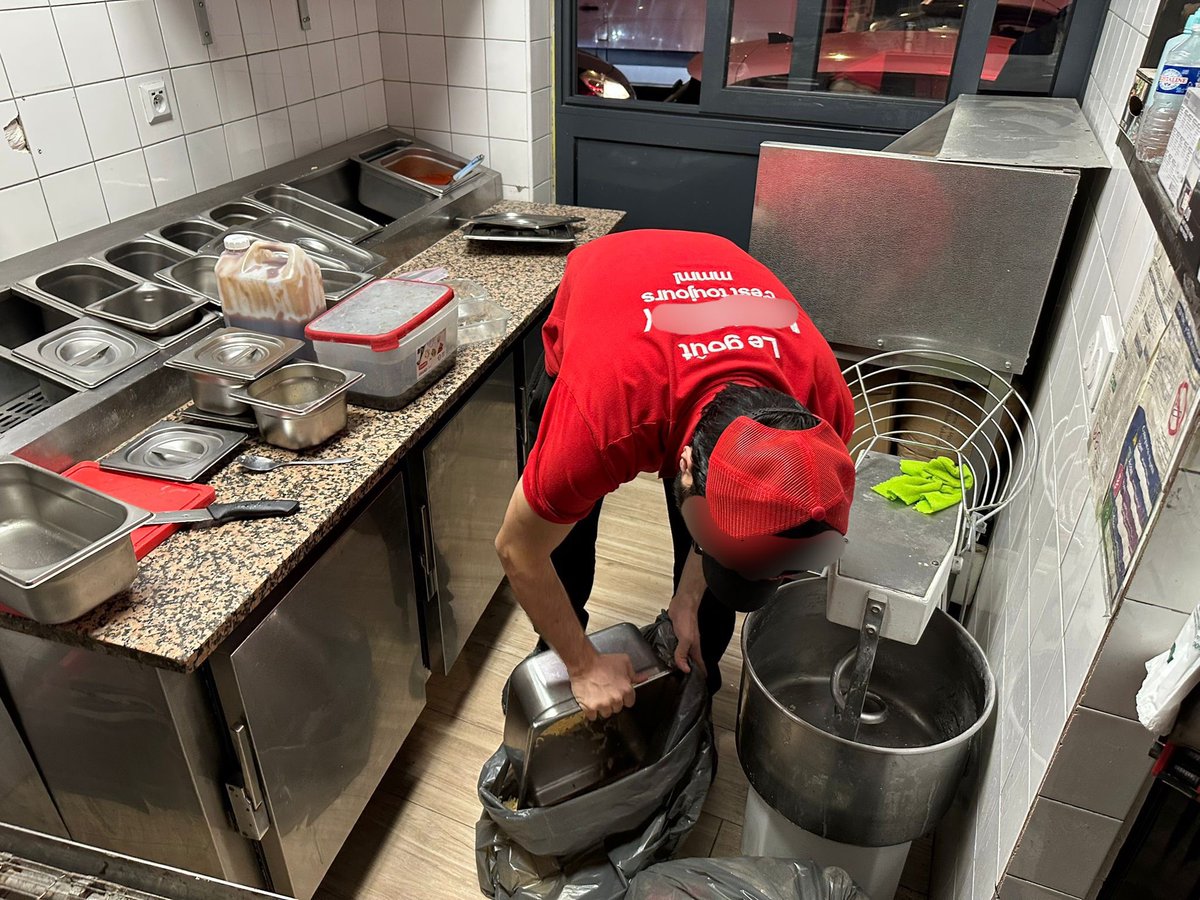 Prefet95's tweet photo. 🔴 #Sécurité | Cette nuit, opération de contrôle dans plusieurs établissements du quartier Jean Jaurès à Argenteuil, menée par la @PoliceNat95, la police municipale et le service communal d’hygiène et de santé de la ville, en présence de @prefet95 et de Georges Mothron, maire de la ville.

👉 Engagement de 4 procédures de fermeture administrative pour :

➡️ « Monkey », situé 268 avenue Jean Jaurès
❌ 1 employé en situation irrégulière
❌ 60 kg de denrées alimentaires impropres à la consommation détruits

➡️ « Wood Time », situé 279 avenue Jean Jaurès
❌ 3 employés en situation de travail dissimulé, dont 2 étrangers en situation irrégulière
❌ 40 kg de denrées alimentaires impropres à la consommation détruits

➡️ « Le 100 », situé 279 avenue Jean Jaurès
❌ Saisie de 9,5 kg de tabac de contrebande
❌ 3 employés en situation de travail dissimulé, dont 2 étrangers en situation irrégulière
❌ Absence de fumoir
❌ 40 kg de denrées alimentaires impropres à la consommation détruits
❌ Système de vidéoprotection non déclaré

➡️ « Aladin », situé 341 bis avenue Jean Jaurès
❌ Saisie de 1,2 kg de tabac de contrebande
❌ Absence de fumoir
❌ Système de vidéoprotection non déclaré