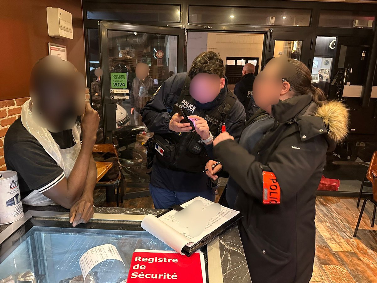 Prefet95's tweet photo. 🔴 #Sécurité | Cette nuit, opération de contrôle dans plusieurs établissements du quartier Jean Jaurès à Argenteuil, menée par la @PoliceNat95, la police municipale et le service communal d’hygiène et de santé de la ville, en présence de @prefet95 et de Georges Mothron, maire de la ville.

👉 Engagement de 4 procédures de fermeture administrative pour :

➡️ « Monkey », situé 268 avenue Jean Jaurès
❌ 1 employé en situation irrégulière
❌ 60 kg de denrées alimentaires impropres à la consommation détruits

➡️ « Wood Time », situé 279 avenue Jean Jaurès
❌ 3 employés en situation de travail dissimulé, dont 2 étrangers en situation irrégulière
❌ 40 kg de denrées alimentaires impropres à la consommation détruits

➡️ « Le 100 », situé 279 avenue Jean Jaurès
❌ Saisie de 9,5 kg de tabac de contrebande
❌ 3 employés en situation de travail dissimulé, dont 2 étrangers en situation irrégulière
❌ Absence de fumoir
❌ 40 kg de denrées alimentaires impropres à la consommation détruits
❌ Système de vidéoprotection non déclaré

➡️ « Aladin », situé 341 bis avenue Jean Jaurès
❌ Saisie de 1,2 kg de tabac de contrebande
❌ Absence de fumoir
❌ Système de vidéoprotection non déclaré