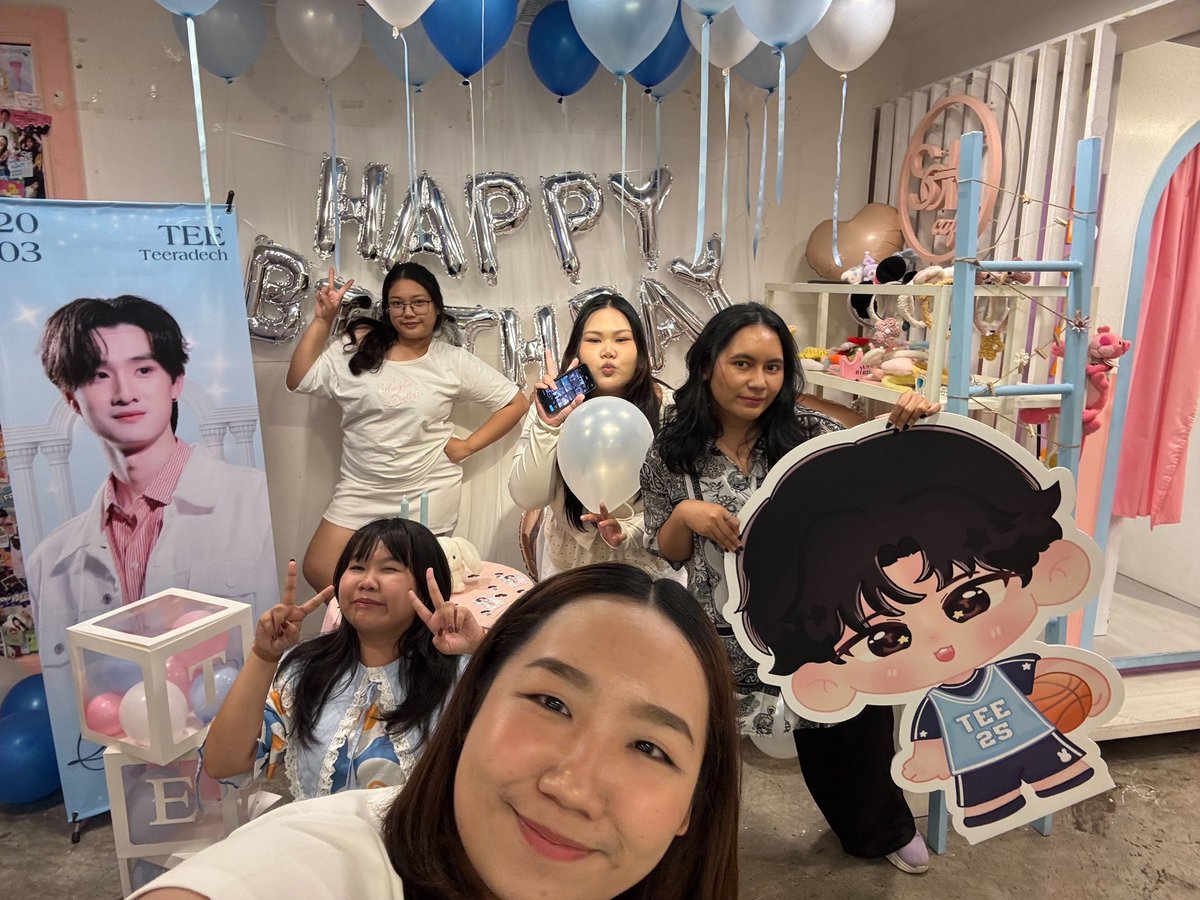ทำโปรเจคคาเฟ่วันเกิดครั้งแรก 🩵🤍
การทำคาเฟ่ครั้งนี้ทำให้รู้ว่ามีคนรักน้องธีเยอะมากเจอมัมหมีน้องธีเยอะแยะเลย โพแฟนก็มา ทุกคนน่ารักสุดๆ ไว้เจอกันใหม่นะ ถึงนี่จะเป็นอินโทเวิร์ดก็เถอะ ขอบคุณน้องจินที่ชวนมาทำโปรเจคนี้เลยได้รู้จักทุกคนเลยย 🐰🫧
#tee_vtp #ธีรเดช
 #25th_TeetimeWithYou