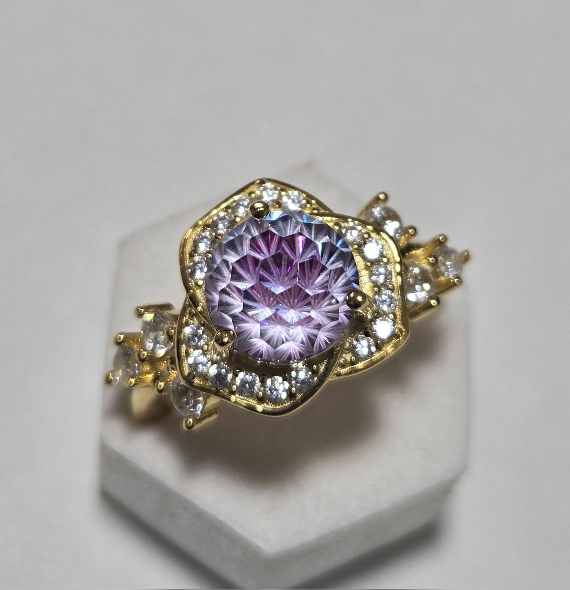 Haijiro2020's tweet photo. R.made mariko様(@r_made_mariko)より　薔薇ring ✴︎ 花火カット×クリアブルー&amp;レッドバイカラーが届きましたー！
初めての薔薇💍カットの美しさもさることながら1つのリングでこれだけの表情がみれるのが素晴らしすぎ。
ずーっとみていられる美しさ✨✨

#マイマリコレ
#あーるめいど https://t.co/Atkjy4eXn0