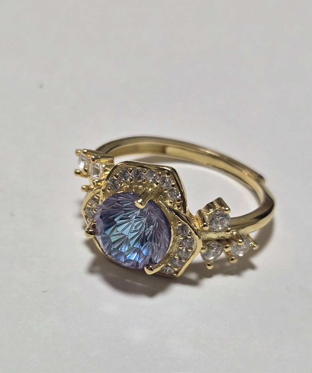 Haijiro2020's tweet photo. R.made mariko様(@r_made_mariko)より　薔薇ring ✴︎ 花火カット×クリアブルー&amp;レッドバイカラーが届きましたー！
初めての薔薇💍カットの美しさもさることながら1つのリングでこれだけの表情がみれるのが素晴らしすぎ。
ずーっとみていられる美しさ✨✨

#マイマリコレ
#あーるめいど https://t.co/Atkjy4eXn0