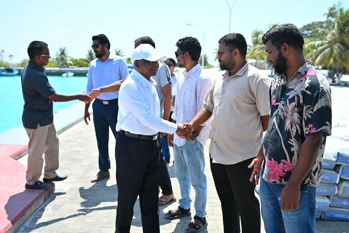 adduXfiles's tweet photo. ހޭވައްލާ ތައްޔާރު" ކެންޕެއިންނަށް އެމްޑީޕީގެ ރައީސް @abdulla_shahid ފައިނުއަށް ވަޑައިގަތުން.
ލޯކަލް ކައުންސިލްތަކާއި އ.ތ.މ ކޮމިޓީގެ އިންތިޚާބު 2026
އެންމެންގެ ވޯޓު ތިލަފަތަށް ⚖️☑️
#HeyvallaThayyaaru
#GearUp
#LCE2026
#WDC2026
#VoteMD https://t.co/vWSYsGEinz