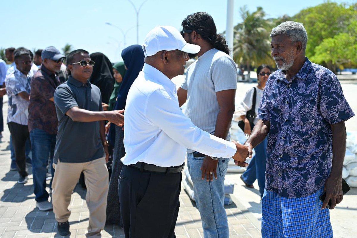 adduXfiles's tweet photo. ހޭވައްލާ ތައްޔާރު" ކެންޕެއިންނަށް އެމްޑީޕީގެ ރައީސް @abdulla_shahid ފައިނުއަށް ވަޑައިގަތުން.
ލޯކަލް ކައުންސިލްތަކާއި އ.ތ.މ ކޮމިޓީގެ އިންތިޚާބު 2026
އެންމެންގެ ވޯޓު ތިލަފަތަށް ⚖️☑️
#HeyvallaThayyaaru
#GearUp
#LCE2026
#WDC2026
#VoteMD https://t.co/vWSYsGEinz