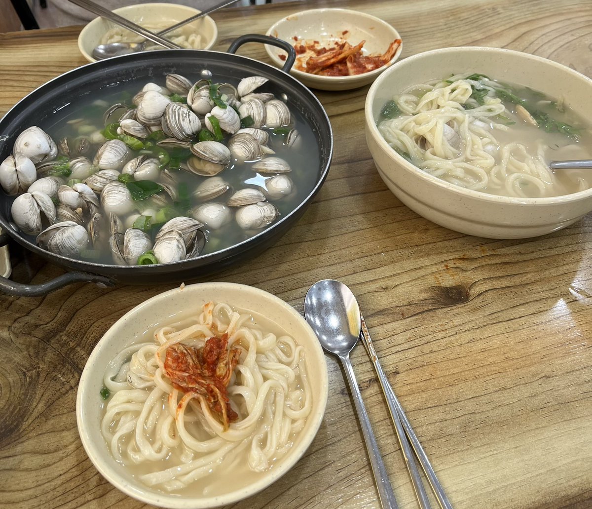 onhwalife's tweet photo. 📍대전 맛집 추천

❗️오씨 칼국수❗️

대전 여행 가시는 분들 여기 무조건 가세요!!!!

칼국수는 말해모해고요
물총 조개가 미쳤어요!!!!
김치 진짜 매우니까 조심하기...🔥

2년 전에 갔을 때는 칼국수 8천원
물총 13,000원이었는데

지금은 손칼국수 9천원
물총 15,000원
해물파전 14,000원