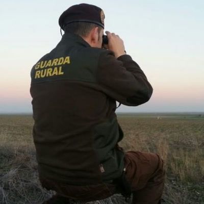 guardiacivil_ab's tweet photo. 🗣️ Para desempeñar funciones de vigilancia en fincas rústicas, terrenos cinegéticos y zonas de pesca debes estar habilitado por la Guardia Civil como #GuardaRural ✅
⚠️ Hacerlo sin habilitación puede ser un delito. https://t.co/FZbwbyT93r