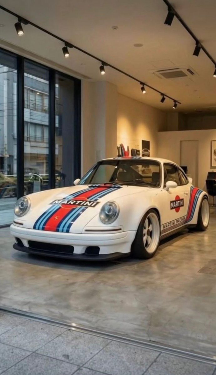 Retromania4ever's tweet image. 🇩🇪Porsche 911 customized with the #iconic #Martini Racing livery
