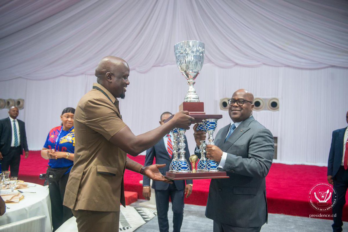 Championnes d’Afrique 🇨🇩🏀♿

Les Léopards dames U-25 de basket-ball sur fauteuil ont été reçues par le Président <a href="/FelixTshisekedi/">Félix Tshisekedi</a> après leur sacre historique face au Kenya (60-24).
Grâce à cette victoire, la RDC décroche son ticket pour la Coupe du Monde 2027 au Brésil.