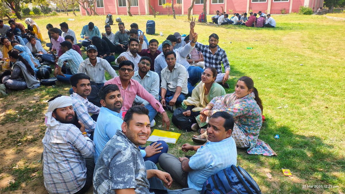 25 मार्च को कैबिनेट मंत्री डॉ किरोड़ी लाल मीणा जी के कृषि अनुसंधान केंद्र दुर्गापुरा आवास पर नर्सिंग फार्मासिस्ट पैरामेडिकल के सभी साथी एकत्रित हुए।
चिकित्सा विभाग की समस्त भर्तियां मेरिट बोनस आधार पर हो। <a href="/BJP4Rajasthan/">BJP Rajasthan</a> <a href="/DrKirodilalBJP/">Dr. Kirodi Lal Meena</a>