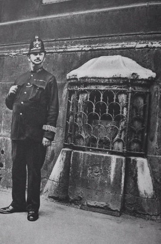 The_East_End's tweet photo. The London Stone at 111 Cannon Street - A city landmark since the Middle Ages, the origin for why the stone is located where it is are unknown but it probably dates from Roman times. It has now been returned in a posh new display area… #history #london #londonstone https://t.co/Hd5hIkVdYx