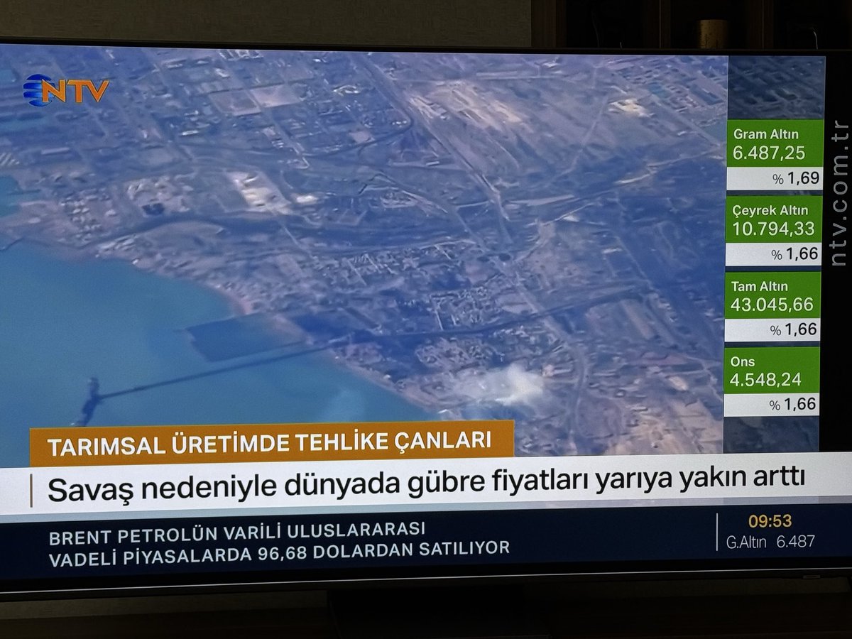 Tarımda tehlike çanları çalıyor! 🚨 Savaşın gölgesinde gübre fiyatları neredeyse ikiye katlanmış durumda. Üre fiyatı sadece birkaç haftada 482 dolardan 720 dolara fırladı. 📈
Küresel arzın kalbi olan Körfez bölgesindeki bu maliyet artışı, tarladaki verimi doğrudan tehdit ediyor.