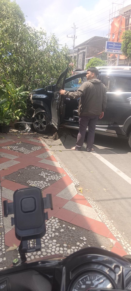 merapi_uncover's tweet image. [Breaking News] Ijin min ada laka lantas sekitar pukul 13:30 di jl parangtritis.. Di duga mengantuk menabrak pohon. Kemungkinan pemudik karena plat luar🙏
Sudah di tangani 4 unit ambulans dari PMI dan RSAF

#Jogja #yogyakarta #Merapiuncover #Merapinews
yogyakarta_24