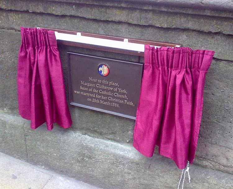 TudorAge1973's tweet photo. #OTD
25th March 1586
Margaret Clitherow was pressed to death at the toll-booth on Ouse Bridge in York for harbouring Catholic priests.
#MargaretClitherow #ThePearlofYork #CatholicMartyr #York #Yorkshire #Tudors #History https://t.co/PkS5XYwFMT