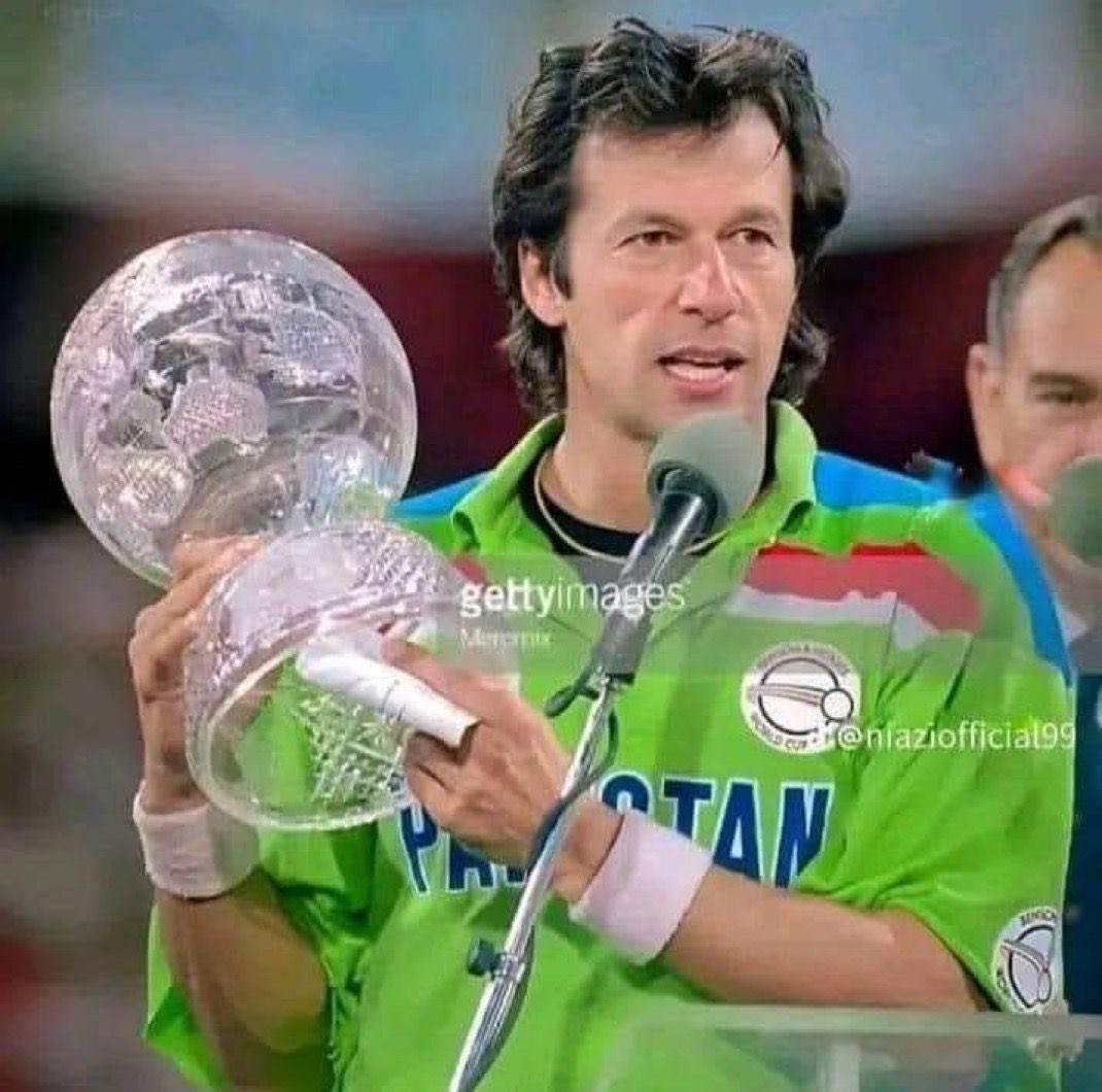 تاریخی دن 25 مارچ 1992،
فاتح ورلڈکپ عمران احمد خان نیازی