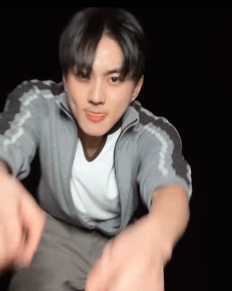 j —⋆⋆ tweet media