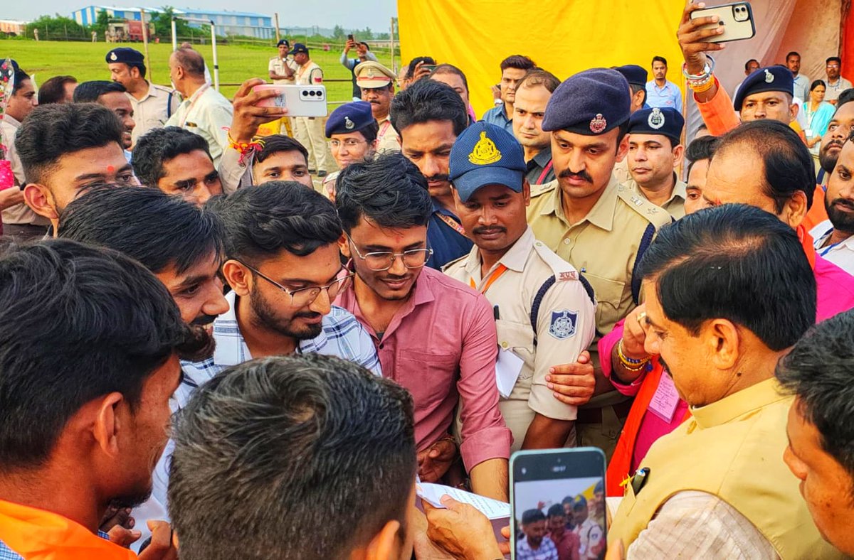 मध्य प्रदेश के यशस्वी मुख्यमंत्री आदरणीय <a href="/DrMohanYadav51/">Dr Mohan Yadav</a> जी को जन्मदिन की हार्दिक शुभकामनाएं💐💐