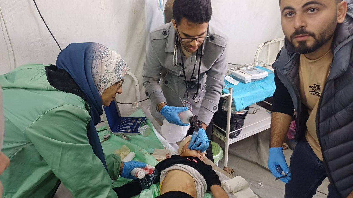 QudsNen's tweet photo. Breaking | Several Palestinians were injured, including children, after Israeli naval boats opened fire toward displaced people's tents along the coast of Khan Younis in the Gaza Strip, QNN correspondent reports. https://t.co/PYdZSb7NH2