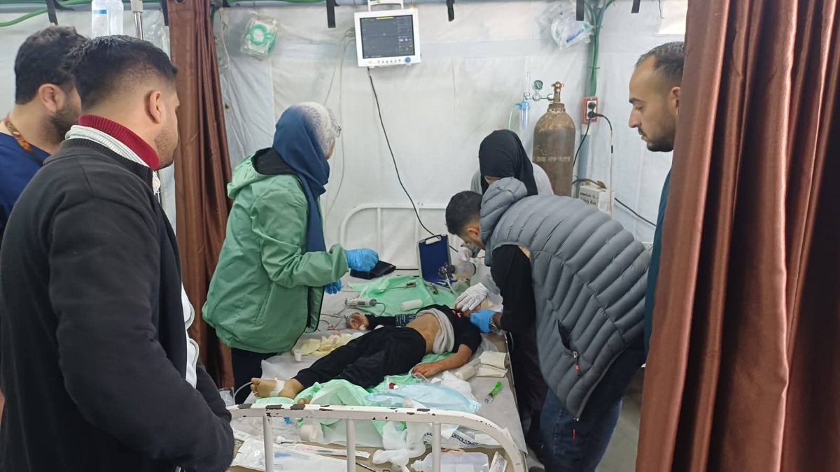QudsNen's tweet photo. Breaking | Several Palestinians were injured, including children, after Israeli naval boats opened fire toward displaced people's tents along the coast of Khan Younis in the Gaza Strip, QNN correspondent reports. https://t.co/PYdZSb7NH2