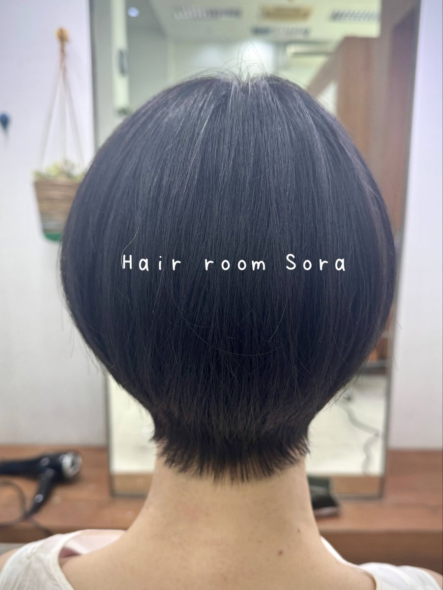 HairRoom_Sora's tweet photo. ✂️Short Hair Cut ✂️

すっきり耳掛け、丸みショートヘア😌

A clean,rounded short haircut with a tucked-behind-the-ears-style.

…………………………
ร้าน Hair Room Sora 299/7 ชั้น1, Sukhumvit Living Town, ซอยสุขุมวิท21(อโศก)
☎️ 02-169-1622
💖 Line : @575zzlqc (มี @)

#Hairroomsora https://t.co/oxGpXAt9Jb