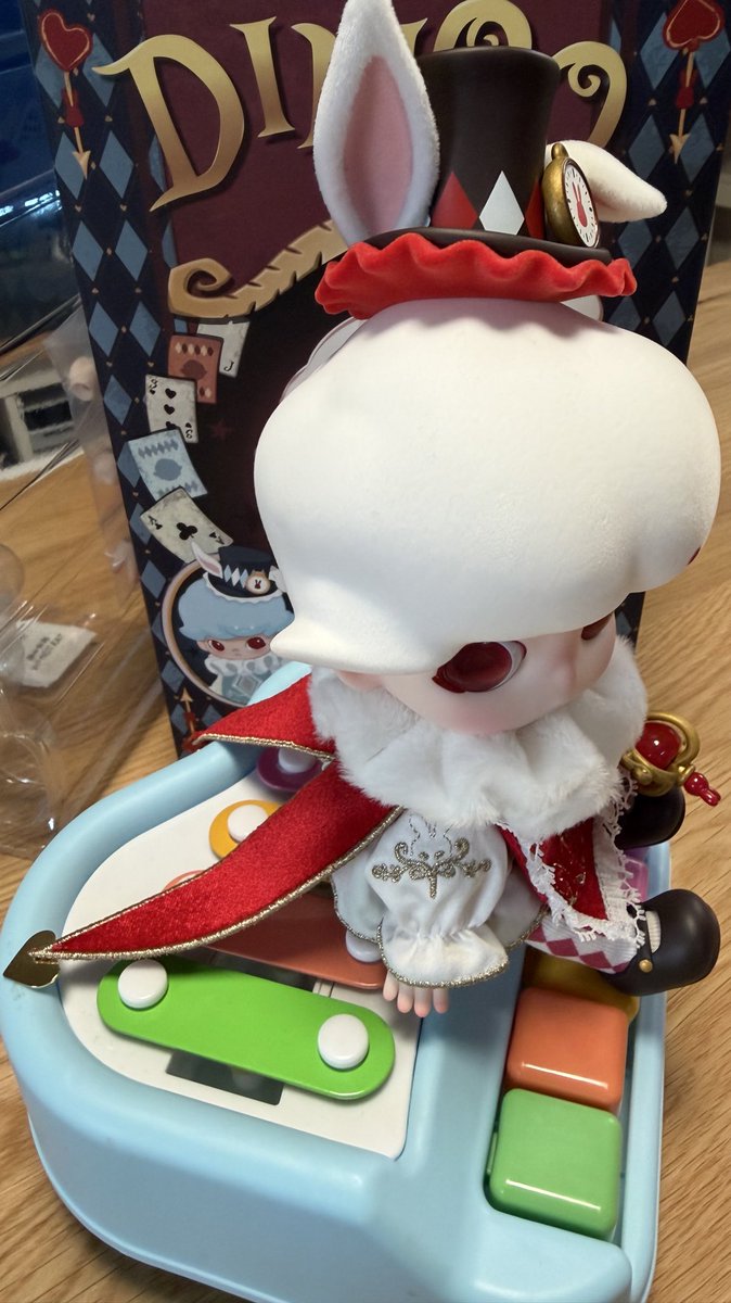 lilygamepic's tweet photo. デカイのは分かってて買ったんだけど、
デカイなw

髪の毛、白のフロッキーだから秒でホコリ目立って大変だ😅
杖持たせようとして早速色移りさせてしまった… https://t.co/Vo4wyGzfWy