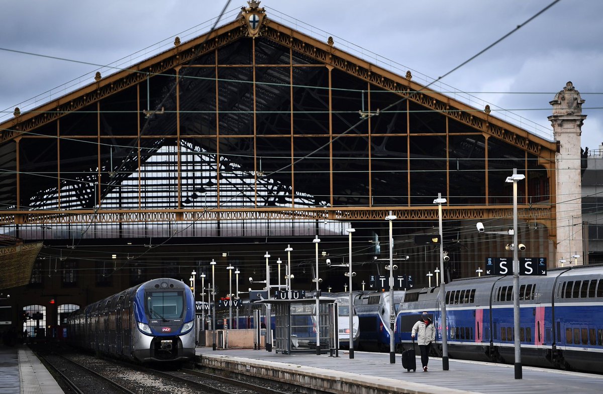 CheminsdeFerTC's tweet image. Grisaille sur =&amp;gt;#MarseilleSaintCharles où les livrées de =&amp;gt;#TGV et =&amp;gt;#Omnéo (de face) ne relèvent pas l'ambiance lumineuse. Publié en 09-19.
📷Anne-Christine Poujoulat de l'AFP, source : lexpress.fr
