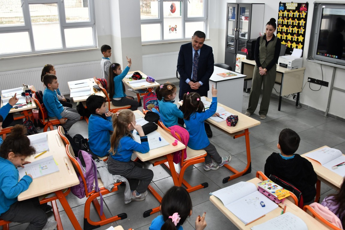 SiranMEM's tweet photo. Sınıfları gezerek eğitim faaliyetlerini yerinde inceleyen Sayın Valimiz; okul yönetimi ve öğretmenlerle yaptığı toplantıda eğitim-öğretim süreçleri, okulun ihtiyaçları ve yürütülen projeler üzerine değerlendirmelerde bulundu. https://t.co/2mNmiEzMwH