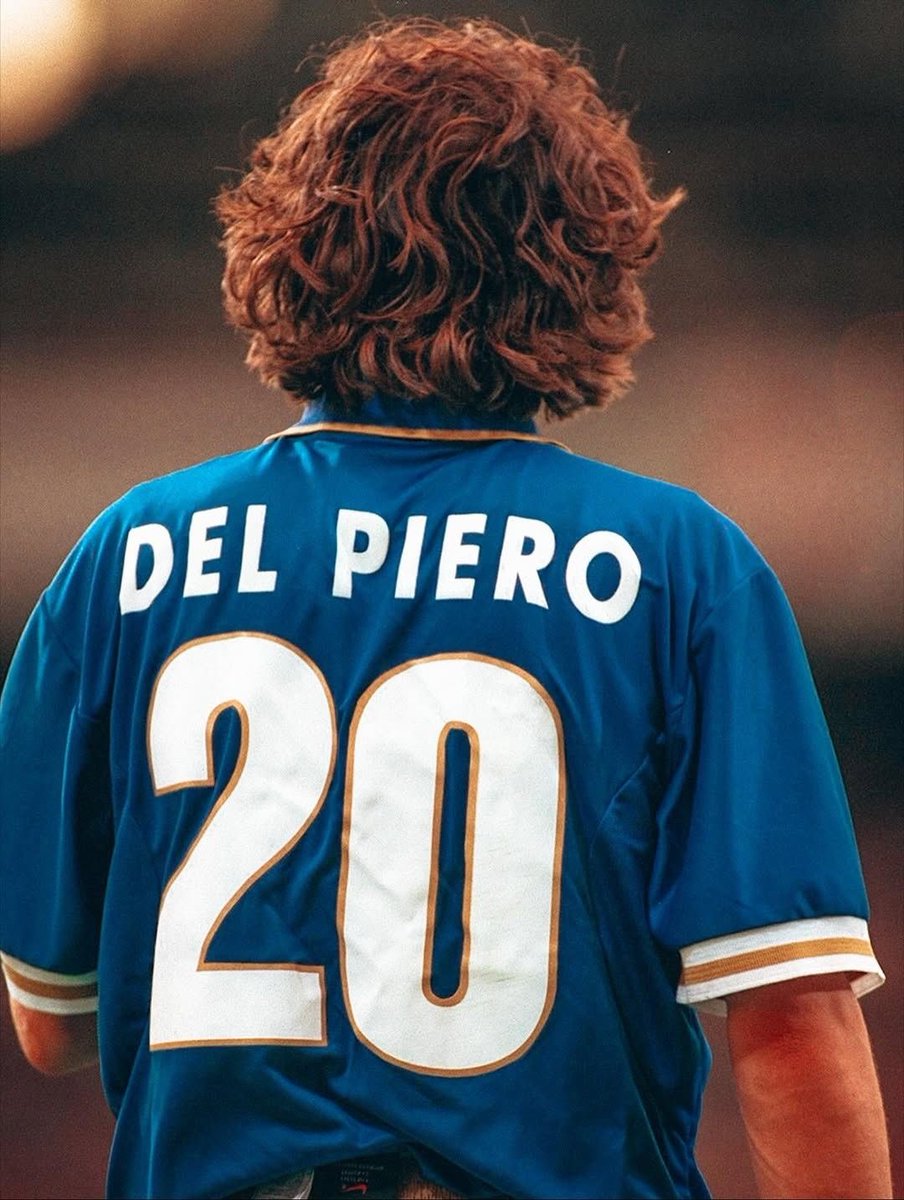 Esattamente 29anni fa, il capitano Alex Gino #DelPiero fece il suo debutto con la nazionale azzurra contro l'Estonia, inaugurando una carriera durata 13 anni,durante la quale disputò 91 partite e segnò 27 gol, diventando il quarto miglior marcatore di sempre della azzurri .