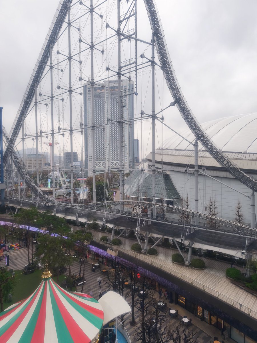 berk2525's tweet photo. 平日、雨、昼間、東京ドームイベントなし。なのになんでラクーアの休憩室が満席なほど混んでるのだ！？ https://t.co/9vS2qNZE8x