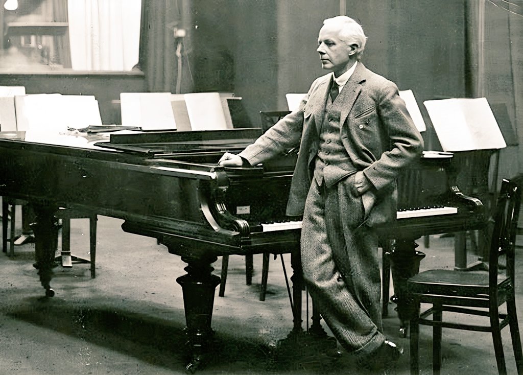 ConrothN's tweet image. Celebrating the birth of the Hungarian composer and pianist #BélaBartók on this day, March 25, 1881 🎂🎶🌹

Bartók is remembered as a composer who revolutionized 20th-century classical music by infusing traditional forms with modern, folk-inspired techniques.