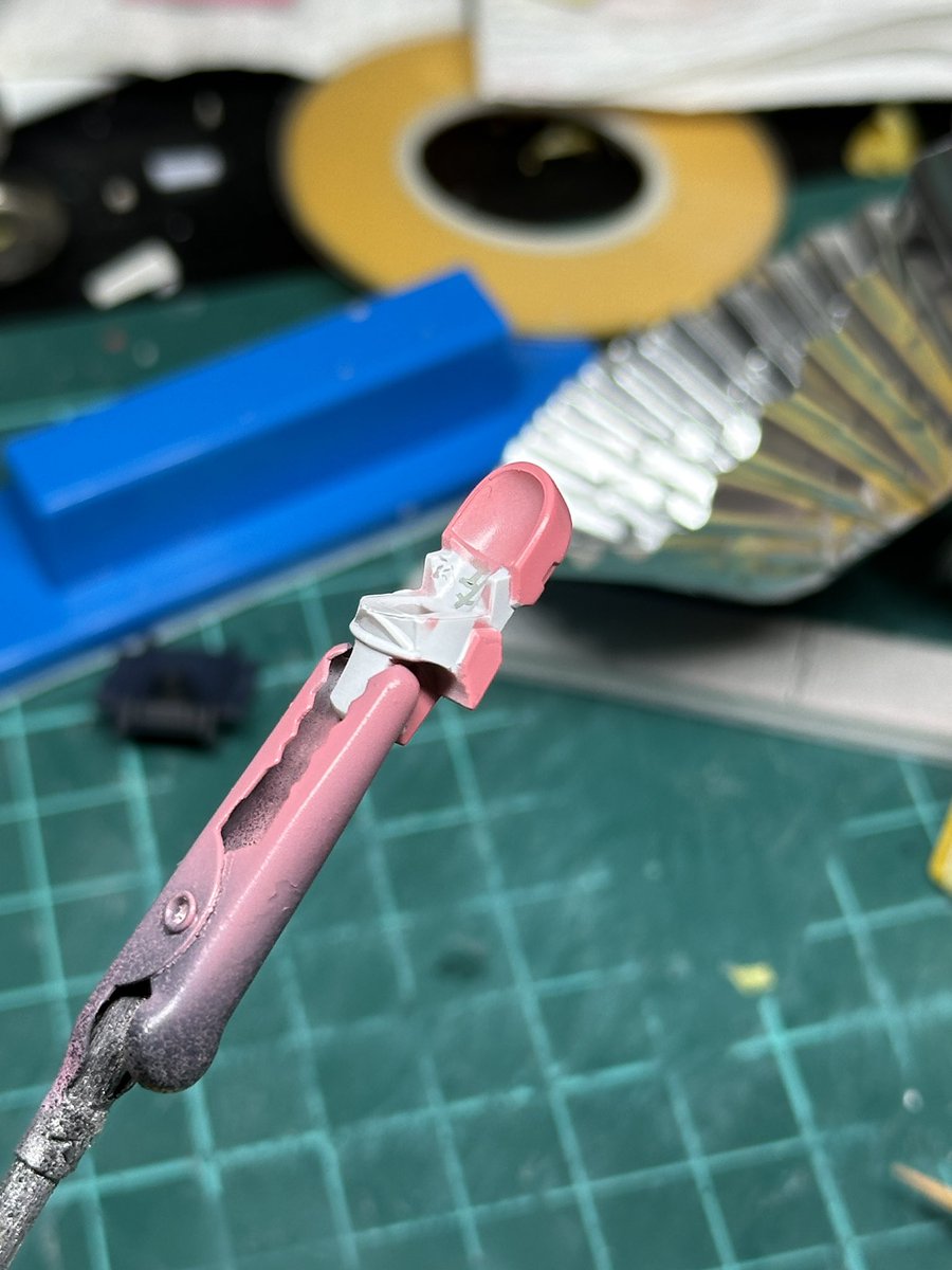 靴紐をどうにかして綺麗に塗り分けたいと思うなどする
こういうマスキングからはみ出した部分は筆で上塗りすればいいのかな？
雑にピンク部分マスキングしてエアブラシ吹いた方が綺麗になりそうだけど普通に手間よね