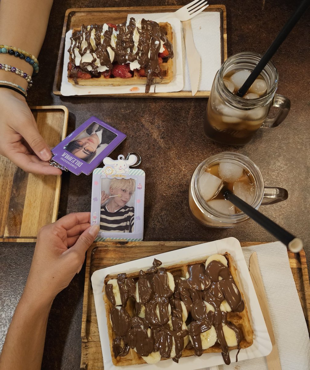 enhalinlover's tweet image. Happy International Waffle dayyy yayyy  #takemeback #Imisseatingwaffleswithmygf