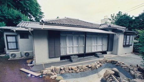 酷いデマで中傷するのはやめましょう。日本が嫌いな反皇室なんでしょうか？皇室に豪邸って三笠宮信子邸か高円宮邸の事ですか？秋篠宮家は節制の為、佳子様は自室すらお持ちではないですし。元々の秋篠宮邸は築59年で新築ですらなかった。親王も内親王もいないのに豪華な高円宮邸と比べて驚きますね。