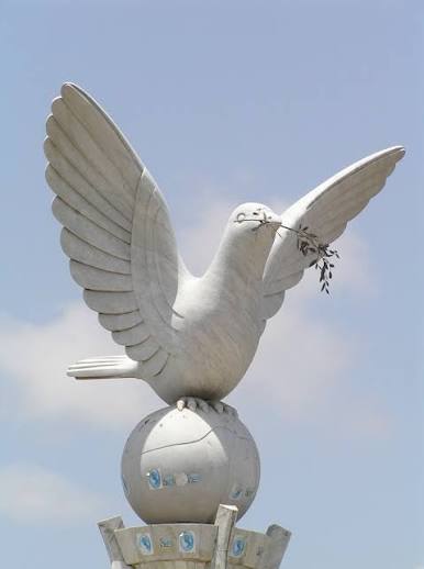 mrconan0x's tweet photo. While the world floods with war & chaos memes, $PEACE stands different real unity, dev dropped 100+ SOL donations to conflict families, and PeaceVerse on @PixelCanvasInc where the community builds peace together..

With peace being listed on @CoinMarketCap it will expose it to millions of daily users searching for the next big thing  
Give instant legitimacy and trust (no more "unknown gem" stigma)  
Trigger massive watchlist adds, accurate tracking, and organic volume explosion  
Boost liquidity hard and attract serious holders who stick around

atVjZ7uM8sVrLFi5Xe1JiLGW6mW9pvQdTCWzhNFpump