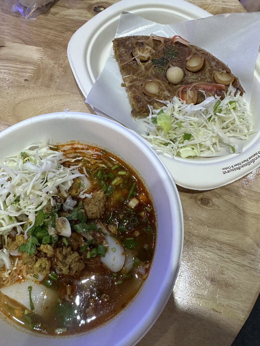 ยังไปไม่พ้นภาคเหนือเลยเจ้า ปีนี้มีข้าวซอยน้อยด้วยนะทุกท่าน อยากให้ลอง อร่อยมากกกก มีข้าวซอยน้ำคั่วด้วยเน้อ อร่อย!