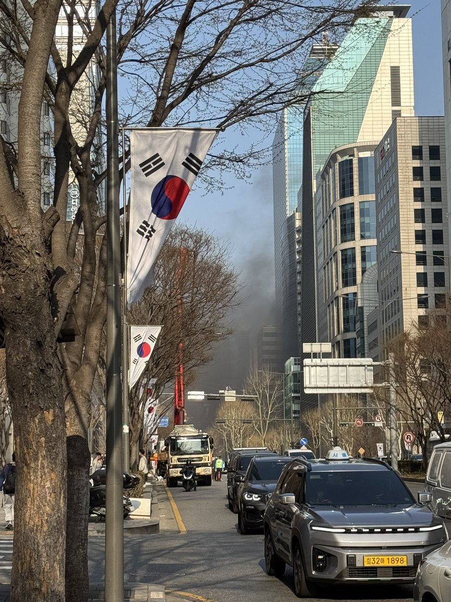 gaiawind's tweet photo. 역삼역쪽에 무슨 일이 난건가? https://t.co/lZnrTjqaJD