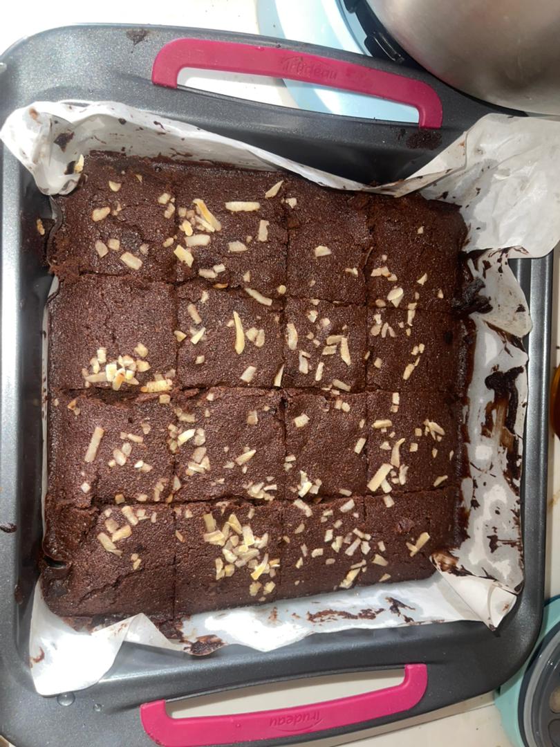 Leooooking75's tweet photo. First time making brownies, crunchy top, moist (and i cannot stress this enough) center. Will add chopped choco next time. https://t.co/1YF3OuZEQA