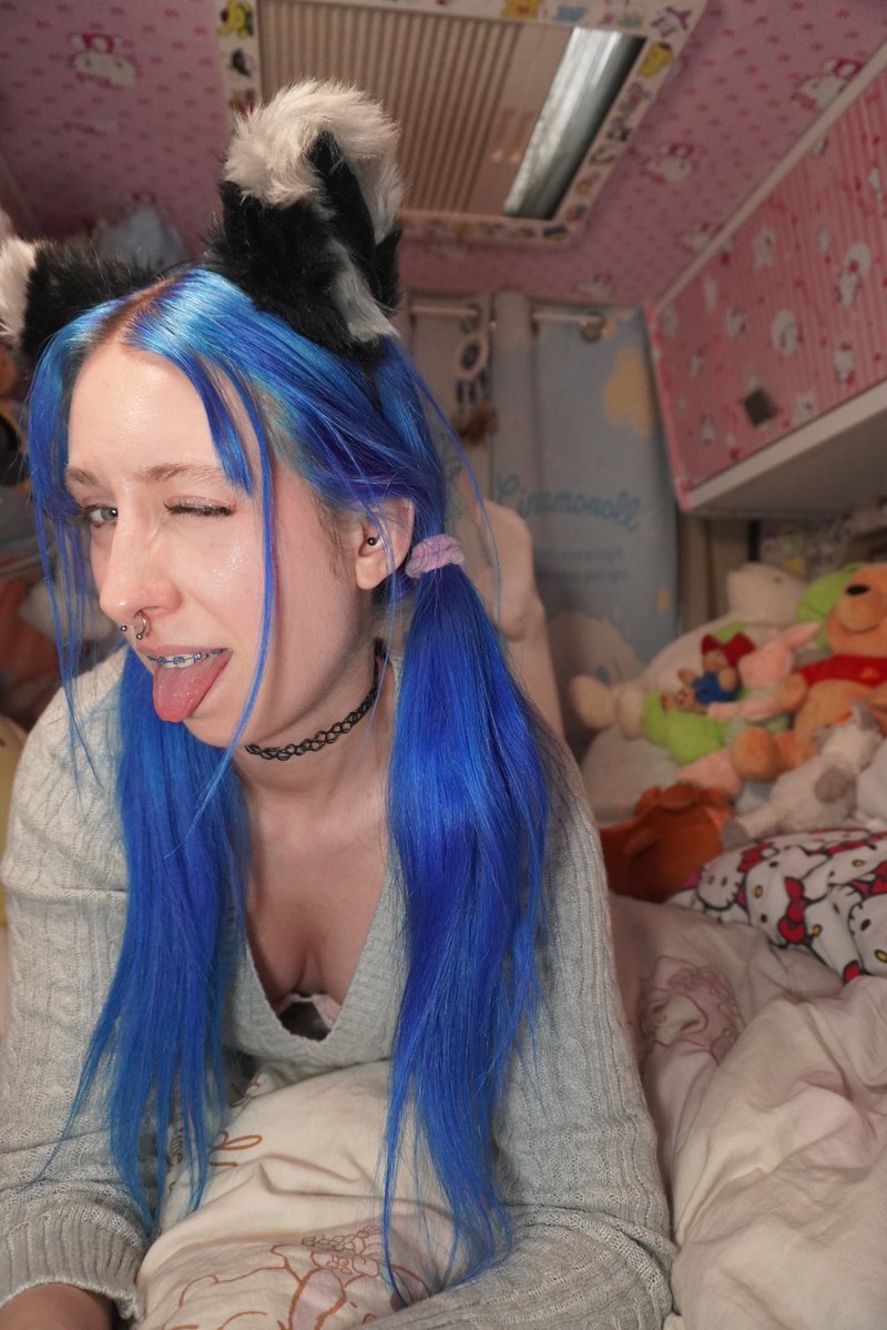 Riley Bluebell 💜 tweet media