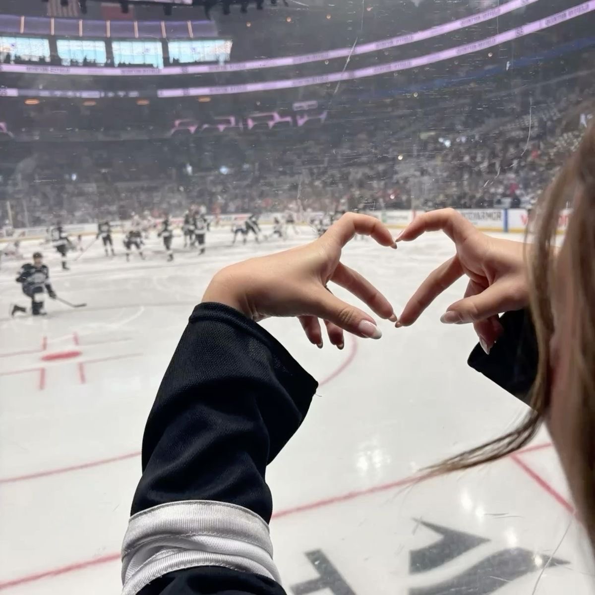 hiidrance's tweet photo. „– Jesteś pewien, że to po prostu nie jest oznaka pierwszej miłości?
– Nie, kochanie, to oznaka ostatniej, jedynej, miłości.”
❤️Rewind It Back - Liz Tomforde
#rewinditback #liztomforde #twitteroweksiążkary https://t.co/DzRWv8yavH