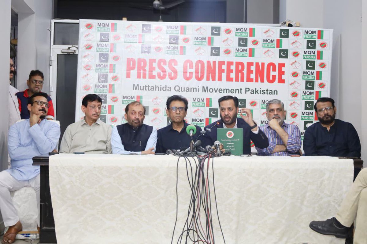 officialammad's tweet photo. چیئرمین ایم کیو ایم پاکستان ڈاکٹر خالد مقبول صدیقی، سید مصطفیٰ کمال، ڈاکٹر فاروق ستار، انیس قائمخانی، فرقان اطیب، امین الحق اور فیصل سبزواری کے ہمراہ عارضی مرکز بہادرآباد میں اہم پریس کانفرنس سے خطاب کرتے ہوئے۔
#پاکستان #SaluteToFieldMarshal #ConstitutionalRight #MQMPakistan #LocalBodies #LocalGovernment