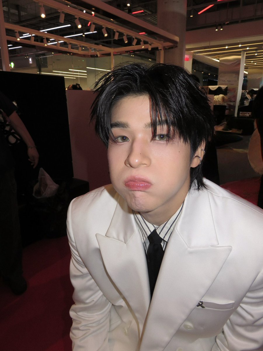 เว้นสุ้น ଘ(*. .) tweet media