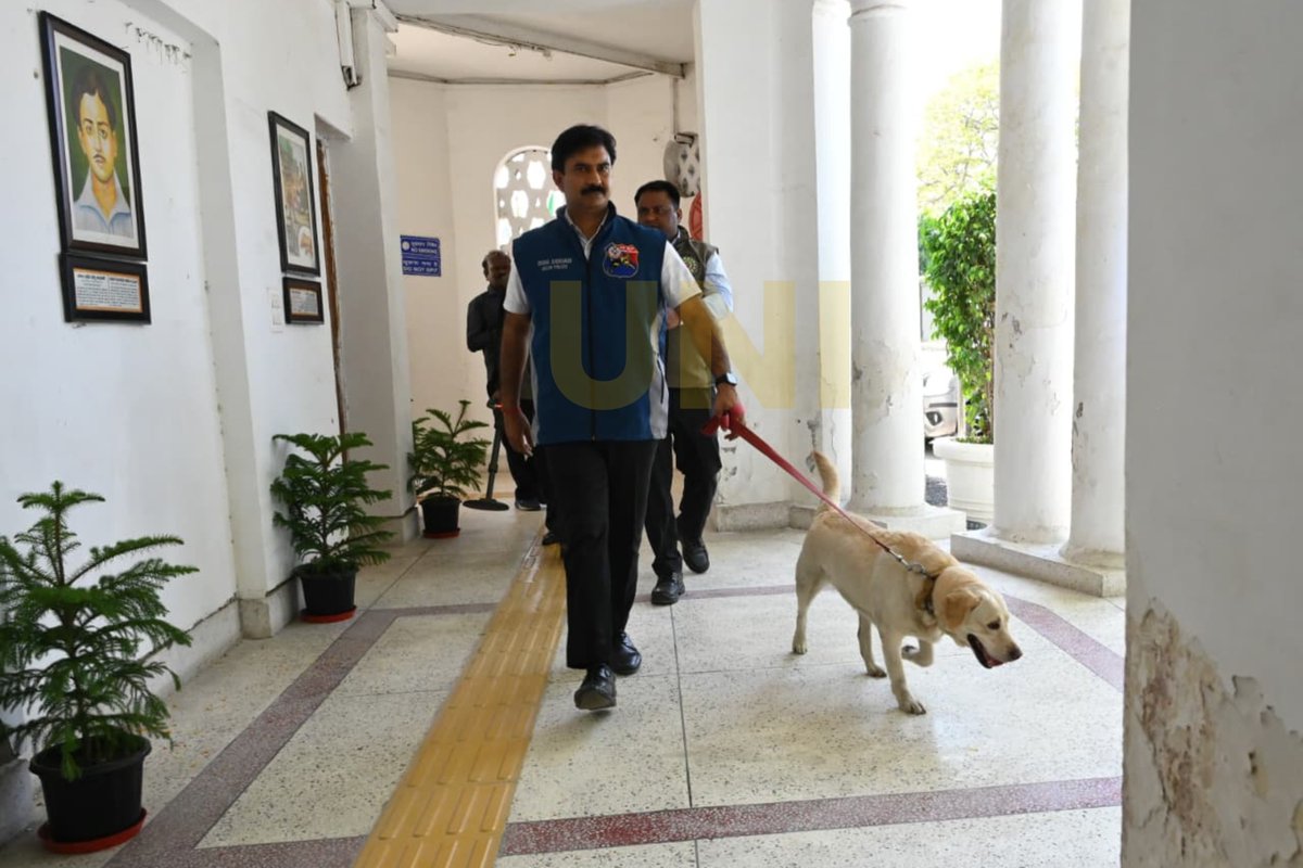 UNI_Photos's tweet image. In Photos | Dog squad searches Delhi Assembly after receiving a bomb threat during the ongoing Budget Session in Delhi.

📸: Ranjan Dimri / UNI 

#DelhiAssembly | #BombThreat | #DogSquad | #SecurityAlert |  #BudgetSession | #Delhi | #BudgetSession2026 | #UNI