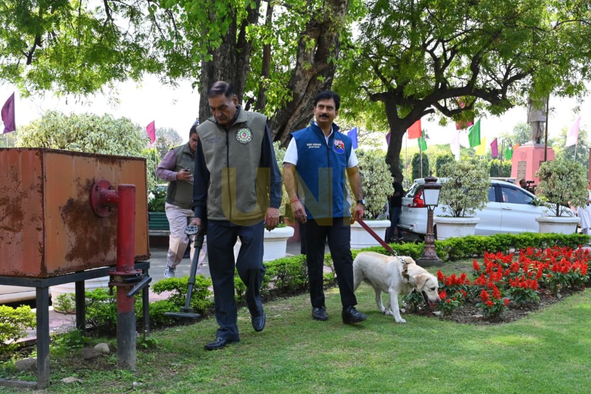 UNI_Photos's tweet image. In Photos | Dog squad searches Delhi Assembly after receiving a bomb threat during the ongoing Budget Session in Delhi.

📸: Ranjan Dimri / UNI 

#DelhiAssembly | #BombThreat | #DogSquad | #SecurityAlert |  #BudgetSession | #Delhi | #BudgetSession2026 | #UNI
