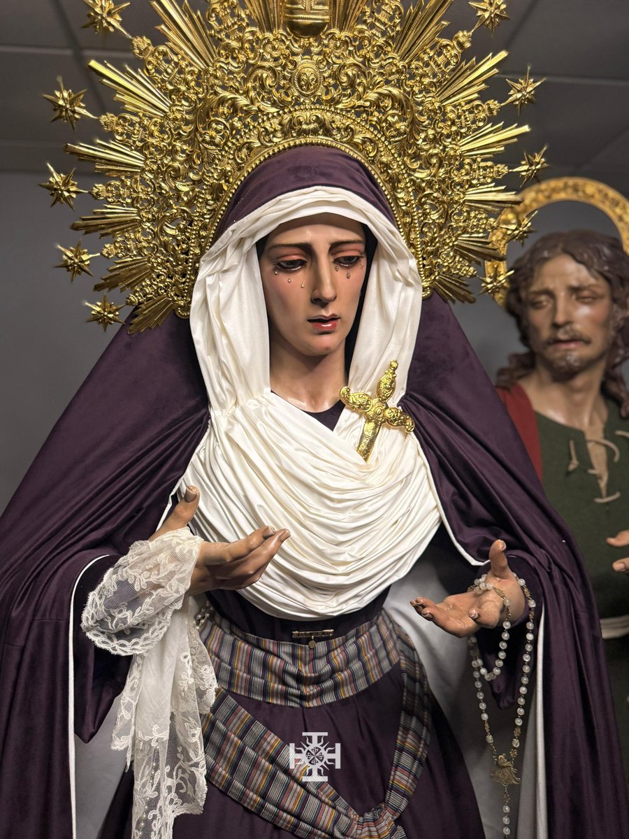 María Santísima del Rosario en sus Misterios Dolorosos se presenta ataviada de cara a un nuevo Viernes de Dolores, luciendo un terno de terciopelo morado donado por un grupo de hermanos. Ciñe su cintura un fajín de hebrea, donado el pasado año por sus camareras y realizado en el